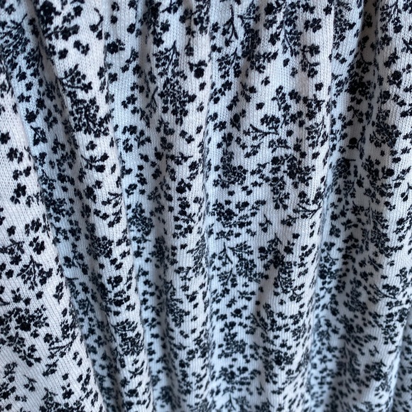 Puff sleeve Flowy Dress 🖤 - Picture 3 of 5